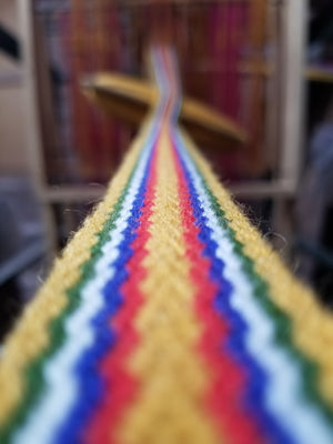 Fabrication de la ceinture fléchée fransaskoise par des femmes Quechua du Pérou